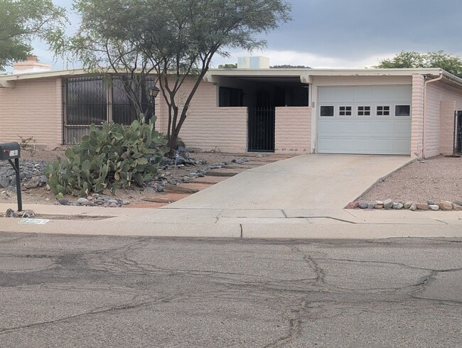 2546 W Calle Genova in Tucson, AZ - Building Photo - Building Photo