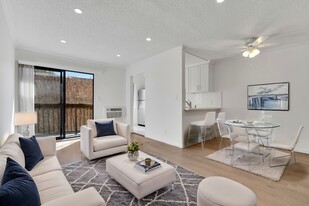 Orange Apartments in Los Angeles, CA - Building Photo