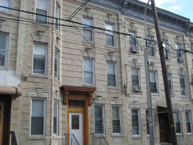19-30 Linden St in Flushing, NY - Foto de edificio - Building Photo