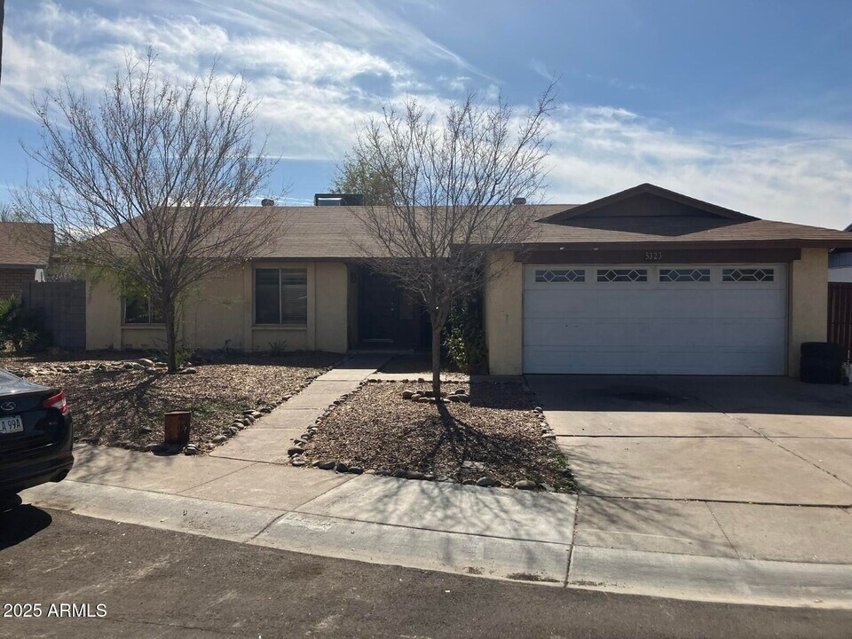 5323 W Seldon Ln in Glendale, AZ - Building Photo