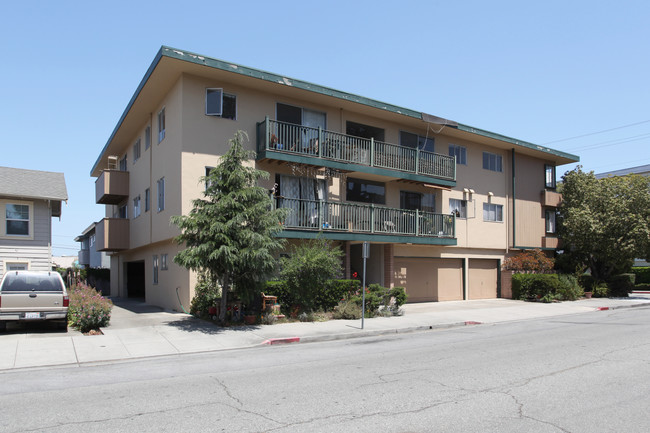 681 Walnut in San Carlos, CA - Foto de edificio - Building Photo