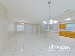 111 Sheryl Lynn Dr in Brandon, FL - Foto de edificio - Building Photo