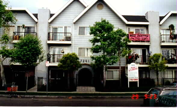 Walnut Point Apartments in Canoga Park, CA - Foto de edificio - Building Photo