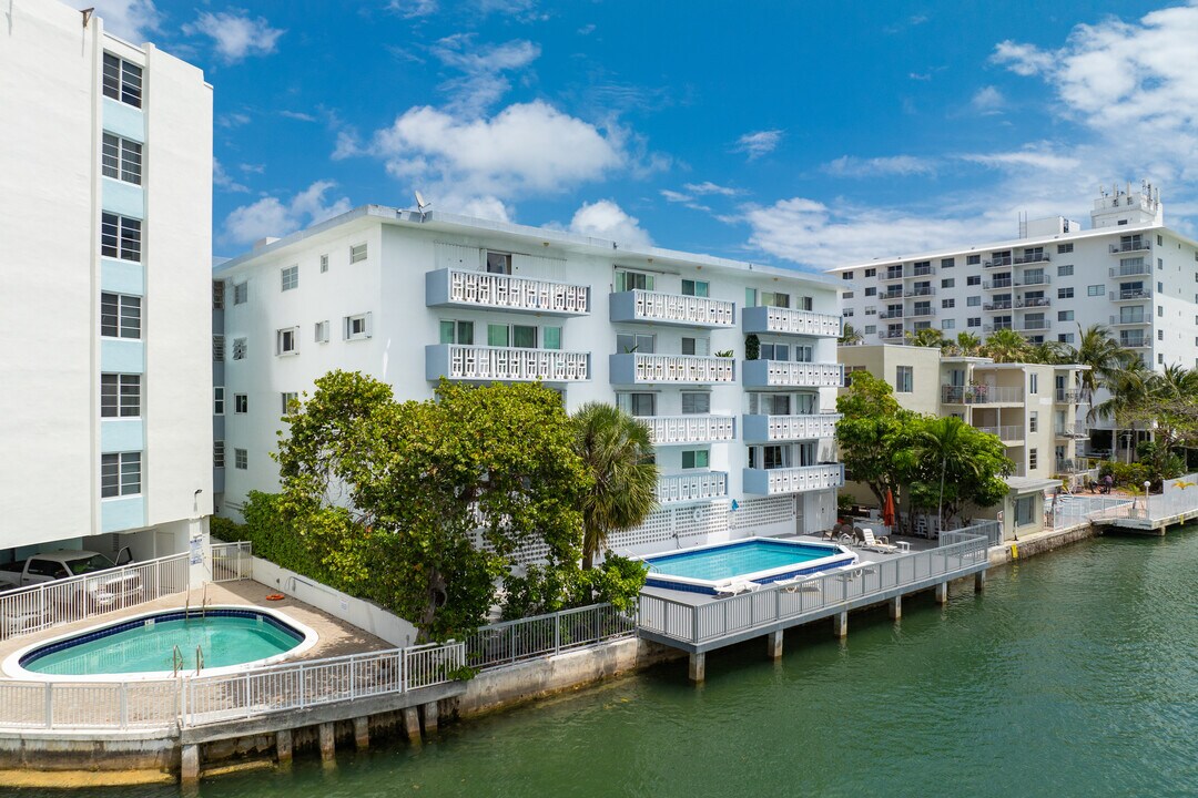 Bay House in Miami Beach, FL - Foto de edificio