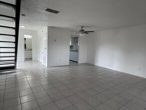 2310 Capitan Dr, Unit C in Corpus Christi, TX - Foto de edificio - Building Photo