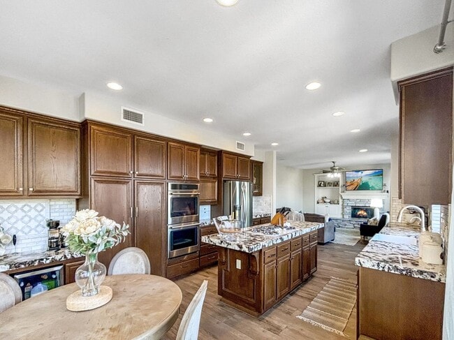 23011 Bouquet in Mission Viejo, CA - Foto de edificio - Building Photo