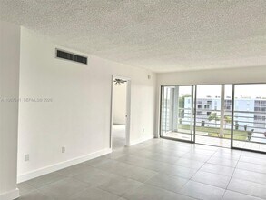 7980 N French Dr in Pembroke Pines, FL - Building Photo - Building Photo