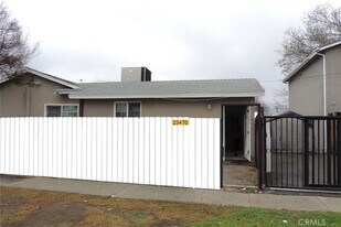 23470 Victory Blvd in Los Angeles, CA - Building Photo