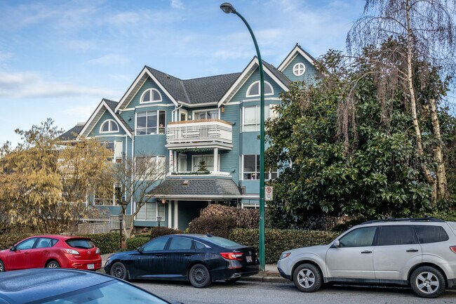 1729 Georgia St E in Vancouver, BC - Building Photo - Building Photo