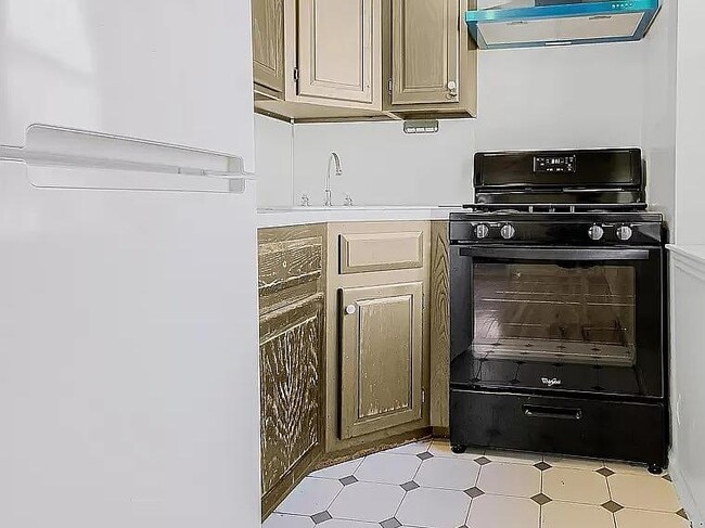 property at 186 W 80th St