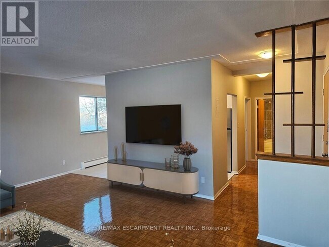 2205 King St E in Hamilton, ON - Building Photo - Building Photo