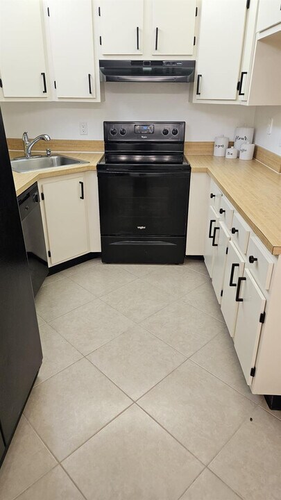 721 Sunny Pine Way in Greenacres, FL - Building Photo