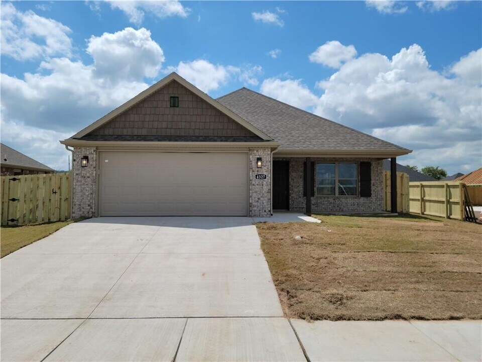4327 W Topeka Ave in Fayetteville, AR - Building Photo