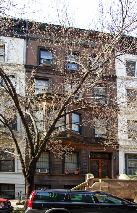 16 W 69th St in New York, NY - Building Photo