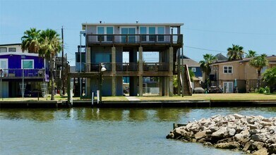 58 Lakeside Dr in Hitchcock, TX - Foto de edificio - Building Photo