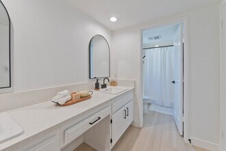 20645 Roscoe Blvd, Unit E in Winnetka, CA - Foto de edificio - Building Photo