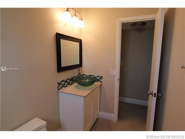 525 W 69th St-Unit -312 in Hialeah, FL - Building Photo - Building Photo