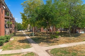 Washington Manor in West Des Moines, IA - Building Photo - Building Photo