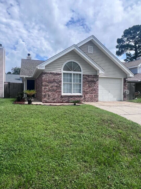 1721 Colonial Ct in Fort Walton Beach, FL - Building Photo