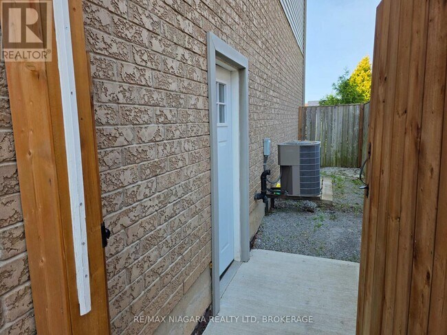 8383 Heikoop Crescent in Niagara Falls, ON - Building Photo - Building Photo