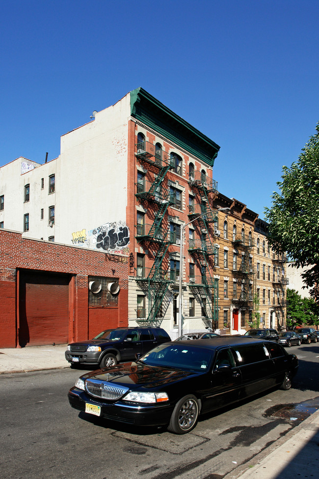 146-148 17th St in Brooklyn, NY - Foto de edificio - Building Photo