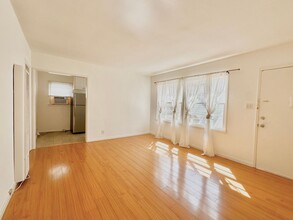 320 Rexford Dr-Unit -320 S. Rexford Dr Apt B in Beverly Hills, CA - Building Photo - Building Photo