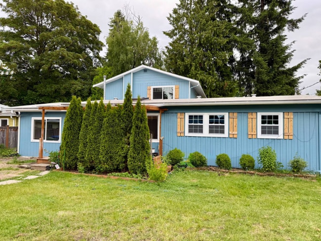 property at 900 Ferndale Cir NE