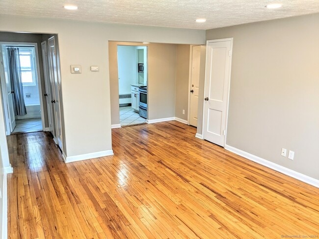 1010 Trout Brook Dr in West Hartford, CT - Building Photo - Building Photo