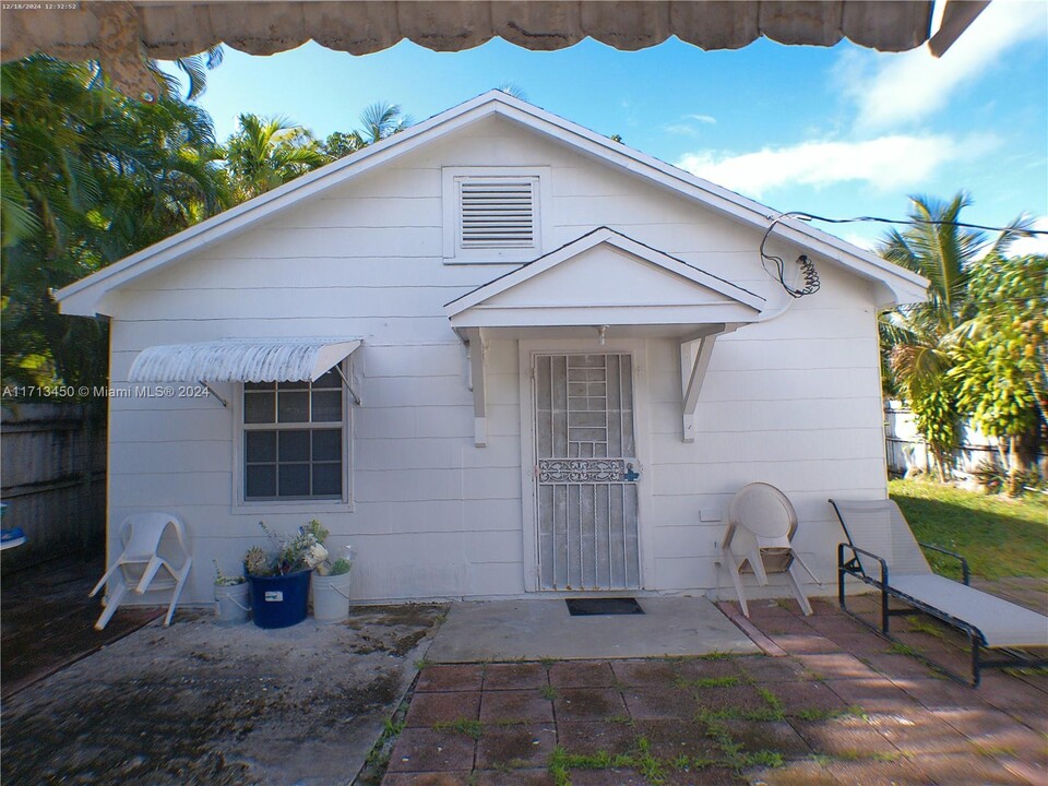 11108 Peachtree Dr in Miami, FL - Building Photo