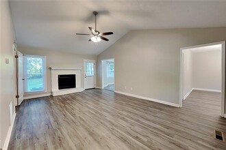 4036 Evelyn Dr in Powder Springs, GA - Foto de edificio - Building Photo