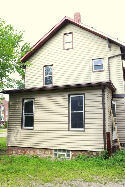 796 Brown St in Akron, OH - Building Photo