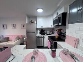 15 University Rd, Unit E in Brookline, MA - Foto de edificio - Building Photo