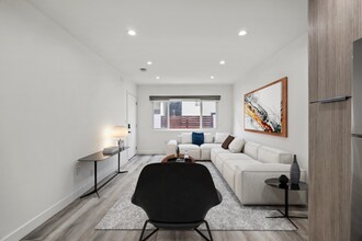 2034 S Garth Ave in Los Angeles, CA - Foto de edificio - Building Photo
