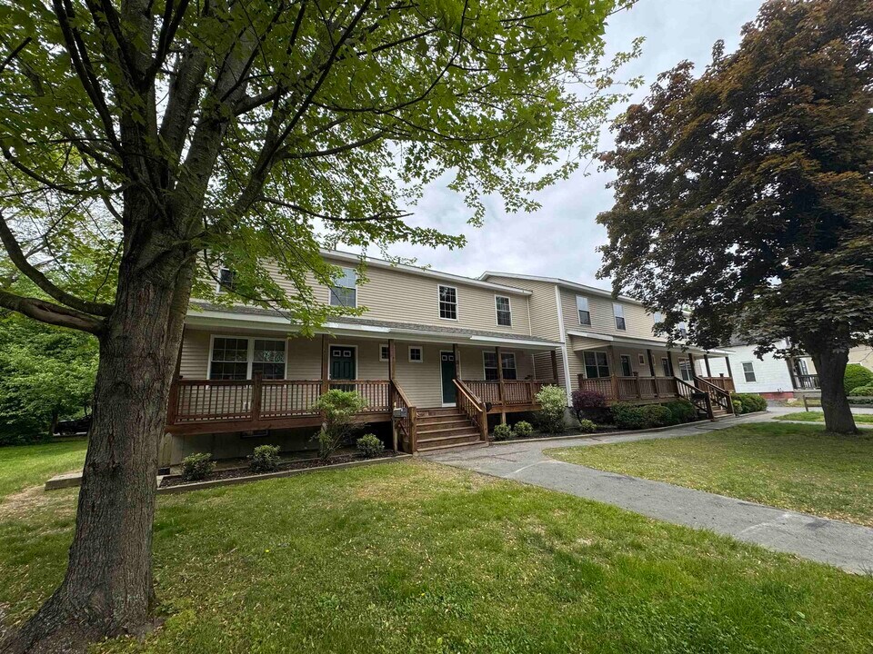 21 Winchester Ct in Keene, NH - Building Photo