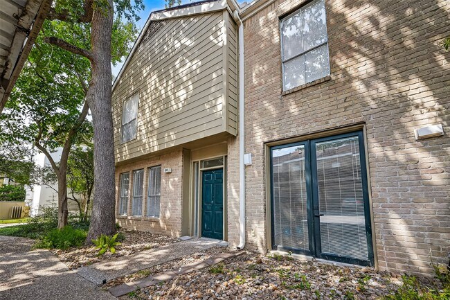 2100 Tanglewilde St in Houston, TX - Foto de edificio - Building Photo