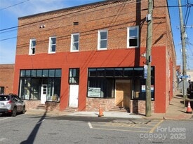 126 W Court St in Rutherfordton, NC - Building Photo