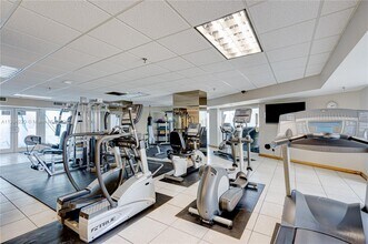 2401 Collins Ave, Unit 904 in Miami Beach, FL - Building Photo - Building Photo