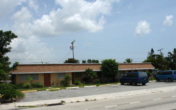 6321 Pembroke Rd in Hollywood, FL - Building Photo - Building Photo