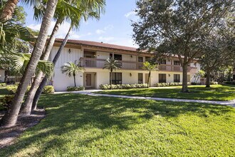 111 Brackenwood Rd in Palm Beach Gardens, FL - Building Photo - Building Photo