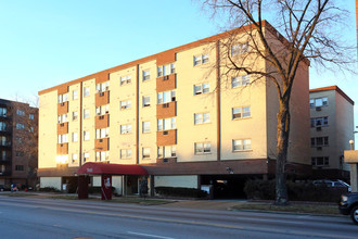 Thatcher Woods Apartments in Elmwood Park, IL - Foto de edificio - Building Photo