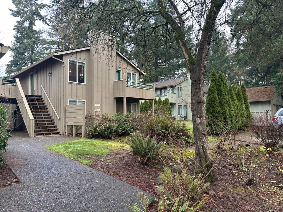 7171 SW Montauk Cir in Lake Oswego, OR - Building Photo