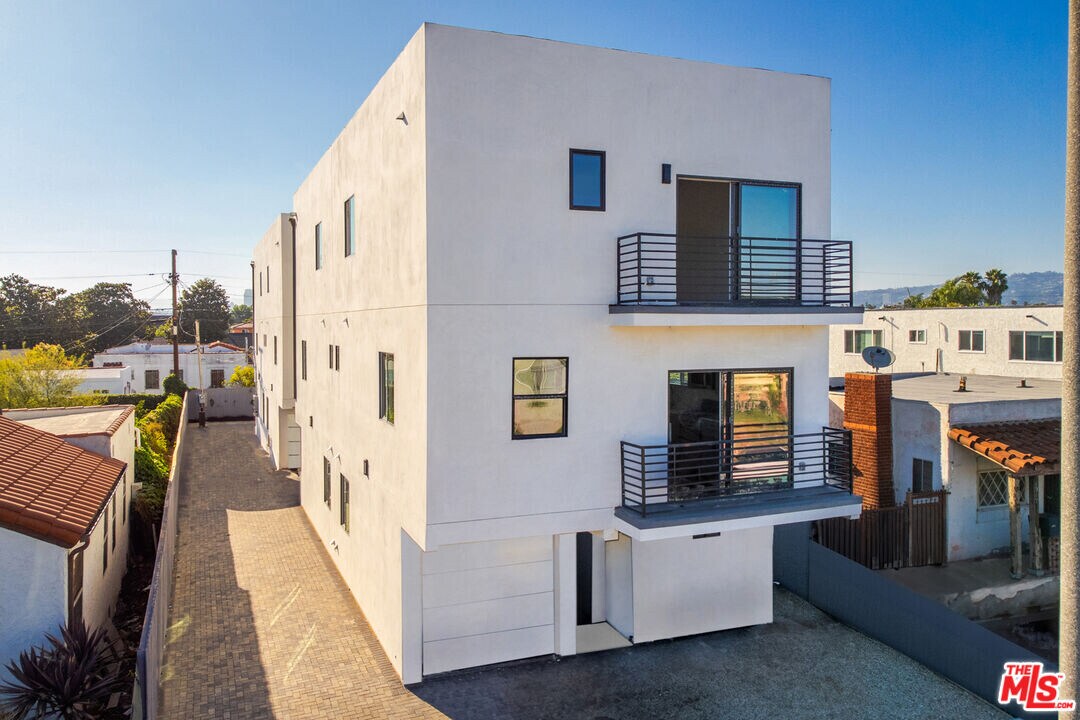 1921 Carmona Ave in Los Angeles, CA - Building Photo
