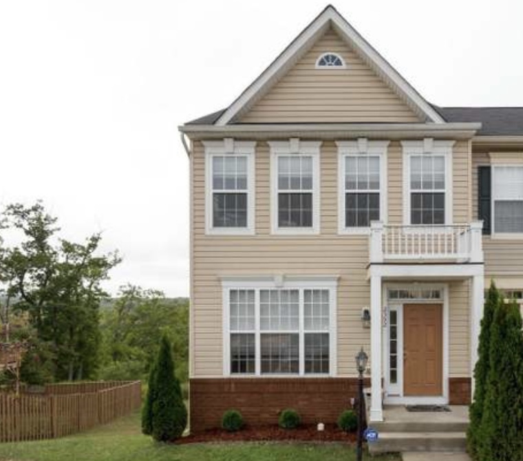 2392 Battery Hill Cir in Woodbridge, VA - Foto de edificio