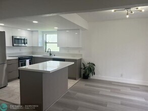 3100 Coral Springs Dr in Coral Springs, FL - Building Photo - Building Photo
