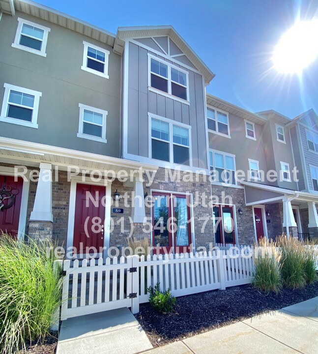 819 E 975 N in Layton, UT - Building Photo