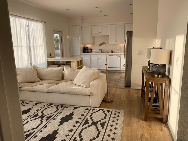 6020 Seabluff Dr, Unit Seabluff in Los Angeles, CA - Building Photo - Building Photo