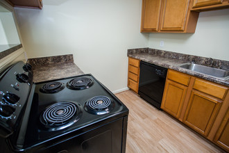 Maplewood Apartments - Tax Credit in Chesapeake, VA - Building Photo - Interior Photo