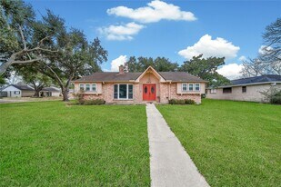 501 Desert Aire Dr in Friendswood, TX - Building Photo