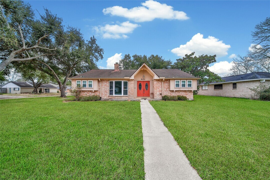 501 Desert Aire Dr in Friendswood, TX - Building Photo