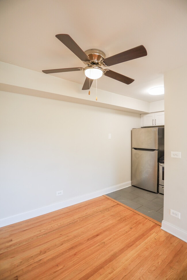 561 W Cornelia Ave, Unit #575 in Chicago, IL - Foto de edificio - Building Photo